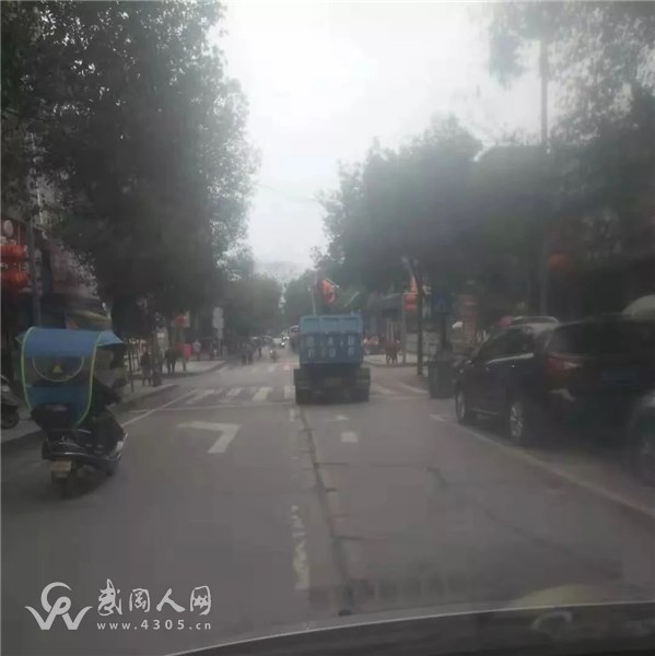 可怕！武岡這車竟在馬路中央干這事，被...