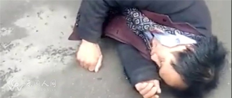 心酸！武岡一大男子竟然在街頭打起滾來...