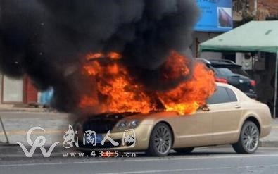 武岡機(jī)場旁邊一輛車突然自燃