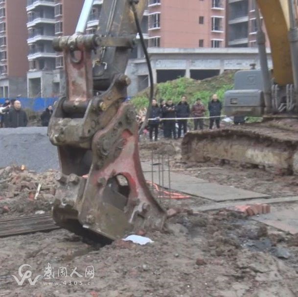 武岡這個人私自建房又被拆了！現(xiàn)場去了好多人..