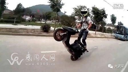 危險！武岡機(jī)場路段，有人騎摩托車耍起雜技來