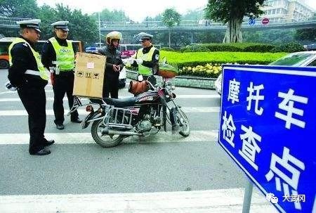 武岡交警嚴查摩托車，已經(jīng)查獲上百輛
