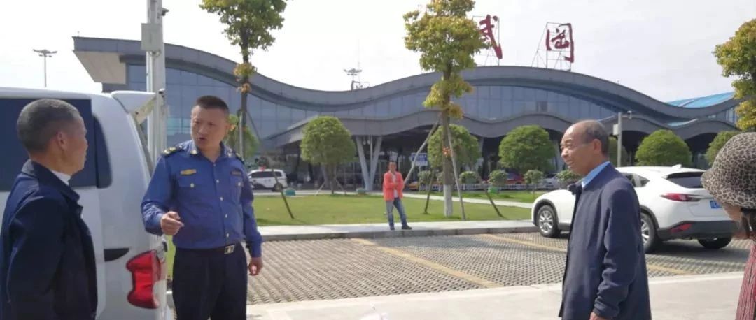 嚇人！武岡機(jī)場(chǎng)一小車極速飛車，兩老人被甩出車廂