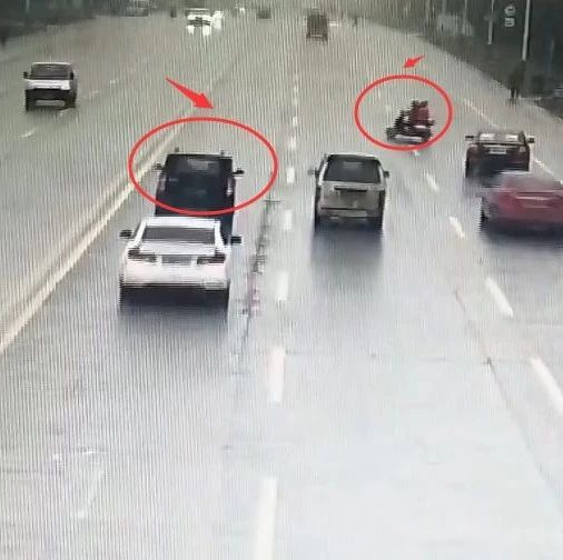 武冈春光路一辆电动车搭载2人，被小车撞倒在地