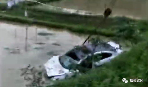 武岡機(jī)場(chǎng)路口處,一小車(chē)飛進(jìn)了竹城公路旁邊的稻田中