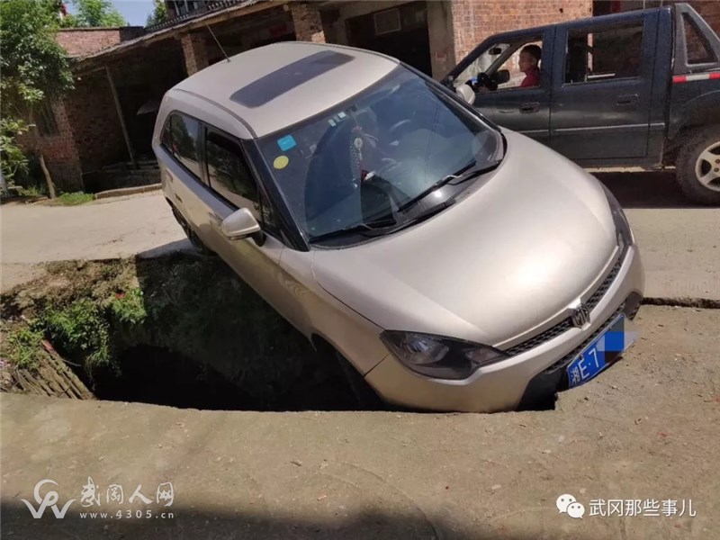 女司機(jī)開車掉溝里,灣頭橋村民幫忙把車“撈”起