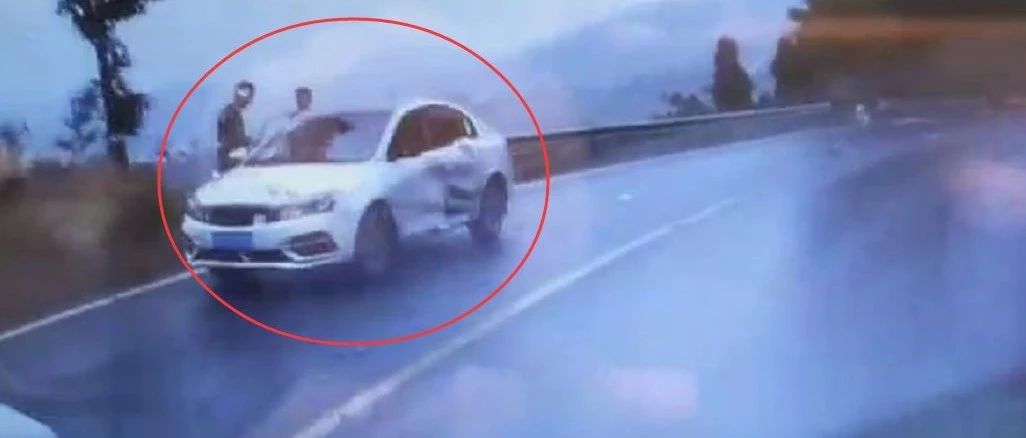 武岡德江往焦林方向上坡路段一教練車與小車相撞