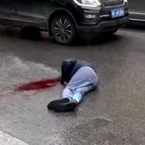 武岡和潤學(xué)府崗?fù)ね聳|加油站方向發(fā)生車禍,一人倒地,血流不止