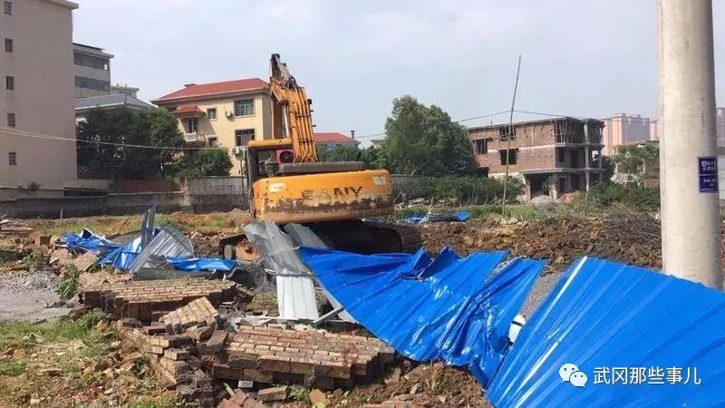 武岡富田路的一處占地面積上百平方米的違法建筑被依法拆除