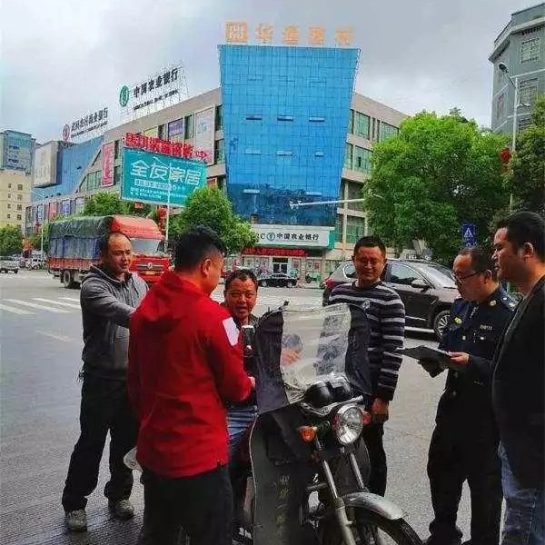 武岡市城市客運(yùn)辦在武岡一中、二中等學(xué)校旁查了290多輛摩托車(chē)!