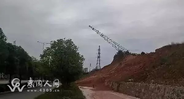 注意！強降雨致武岡城區(qū)新東路發(fā)生山體滑坡