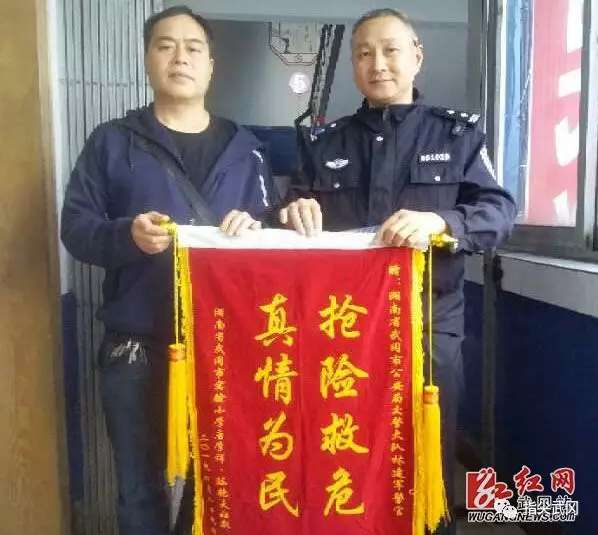 武岡人民醫(yī)院這一輛車(chē)自燃，執(zhí)勤民警林建軍英勇救火