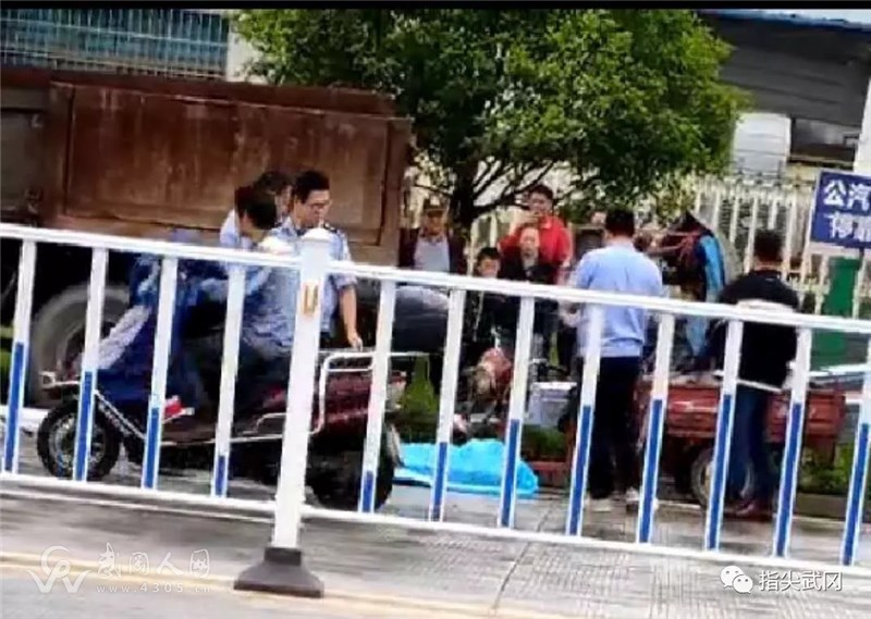 武岡三輪車鉆到貨車底下去了,司機當場...