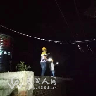 武岡這個(gè)人偷電，竟從裸線上接電，太嚇人了！