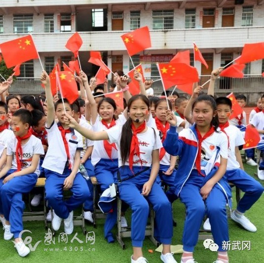 武冈这个小学举办体操比赛，现场壮观
