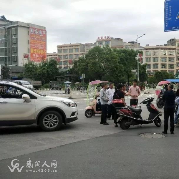 撞車后！武岡小女孩的舉動值得做大人的學(xué)習(xí)……