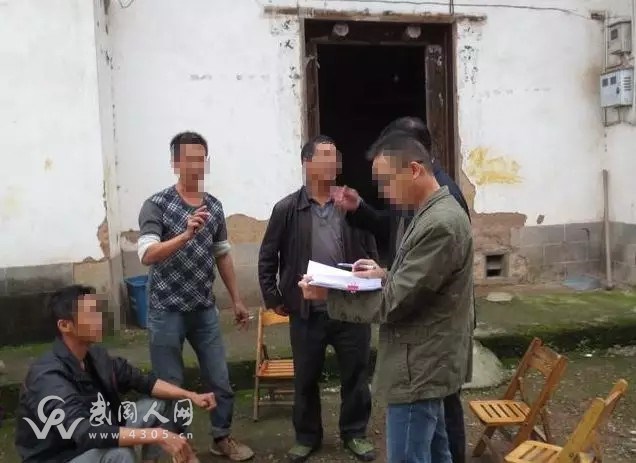 武岡這個(gè)貧困戶被拖欠工資,然后...