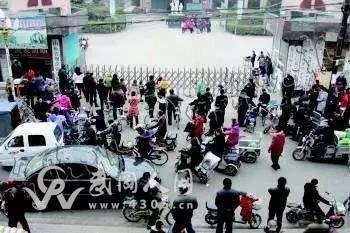 一小女孩主動道歉化解車禍爭端,點贊!