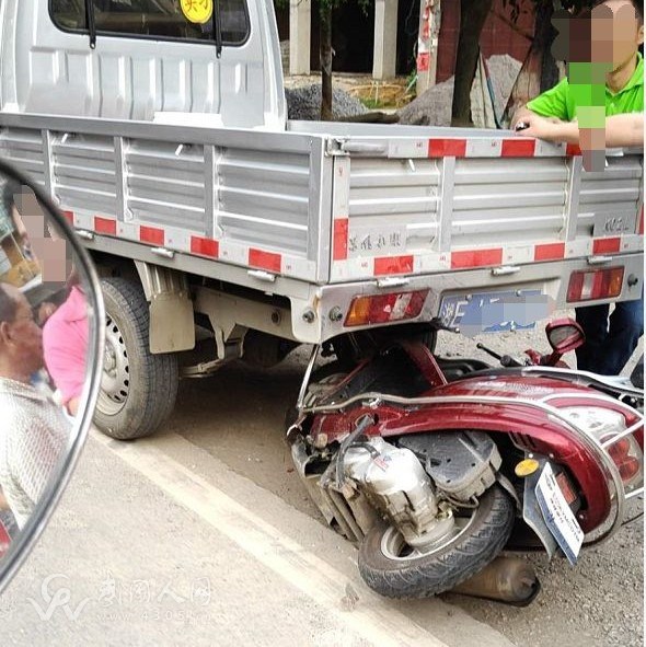 武岡摩托車又出事了！開(kāi)到貨車底下去了！