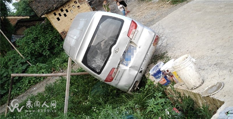 武岡面包車溜到田里去了！
