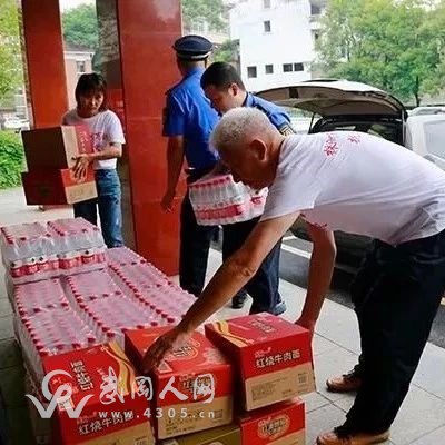 株洲武岡商會(huì)向蘆淞區(qū)慶云辦事處贈(zèng)送抗洪搶險(xiǎn)慰問物資