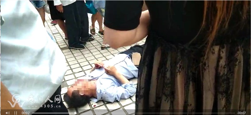 突發(fā)！武岡宣風(fēng)樓,男子一拳打倒在地！口里來血，好嚇人！