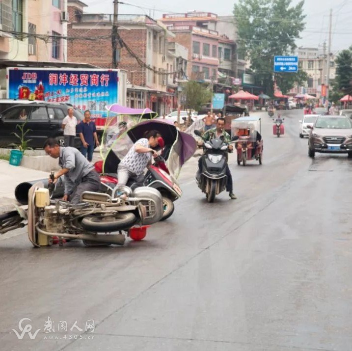 突發(fā)!武岡公路10輛車翻倒在地,發(fā)生什么事了?