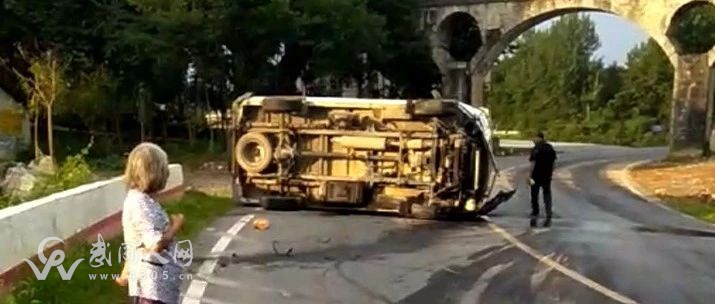 武岡發(fā)生一起翻車事故,側(cè)翻躺在馬路中央,現(xiàn)場...