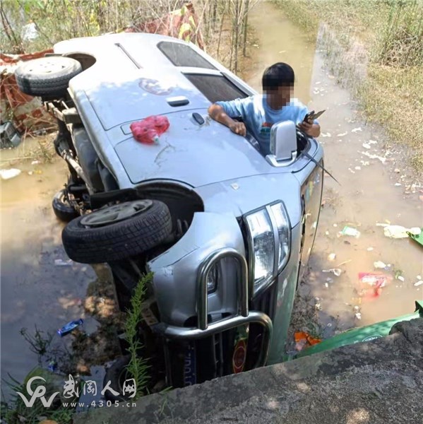 嚇人!武岡一車輛翻到田里去了,司機(jī)......