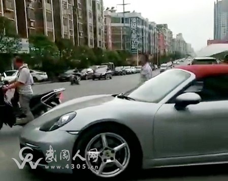 突发！武冈一辆豪华小车损失惨重！就在大街上..