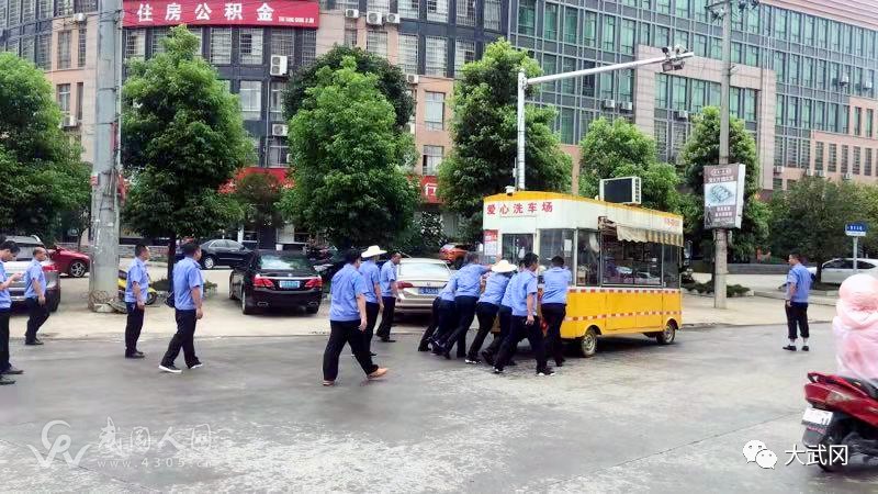 火了!武岡執(zhí)法人員推車奔跑!好多群眾圍觀,這是咋回事?