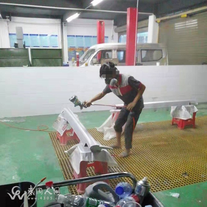 武岡這家噴漆店就開在小區(qū)，居民：怎么受得了？
