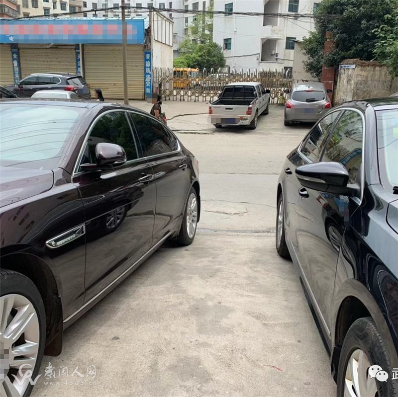 武岡網(wǎng)友指責(zé)車輛亂停,但亂停放真是車主的錯(cuò)嗎?