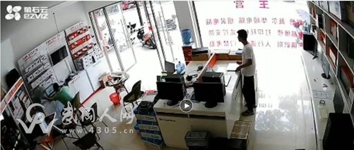 武岡一家電腦店遭遇猖狂小偷,30秒偷走筆記本電腦