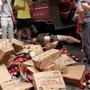 武岡這突發(fā)車禍,傷者躺地上呻吟滿地老干媽...