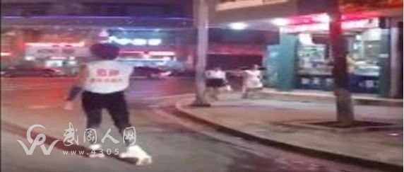 哇!武岡街上驚現(xiàn)一男子踩著“風(fēng)火輪”!