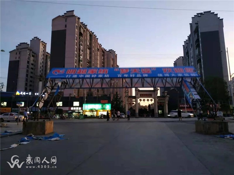 武岡街頭執(zhí)法人員一幕!他們到底在做什么?