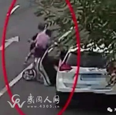 危險!武岡一司機這樣開車門,差點要了人家的命!
