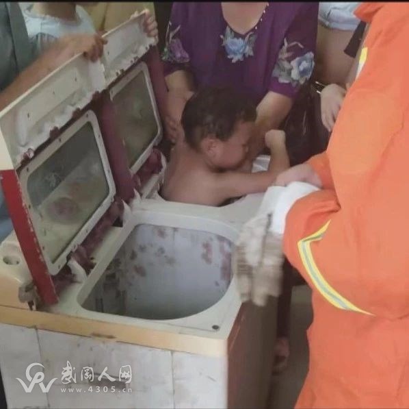 小孩“躲貓貓”被卡洗衣機(jī) 消防成功救援