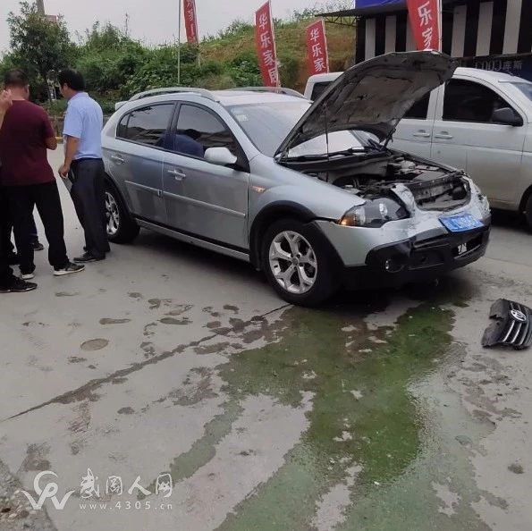 武岡發(fā)生一起車禍，碎片掉了一地……