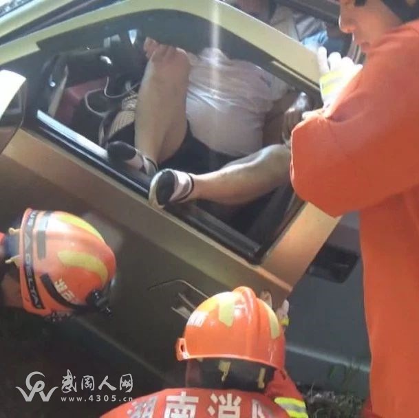 緊急救援！武岡出動6名消防員，救被困司機！