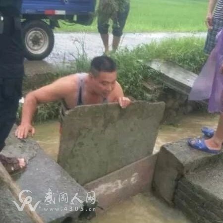 好樣的！鄉(xiāng)村干部跳進(jìn)齊腰深的水圳里擋水防洪