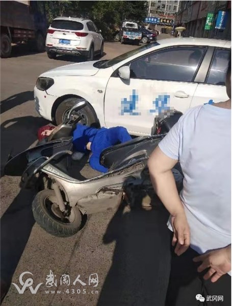 嘭咚一声响!武冈摩托车与驾校教练车在一起了!