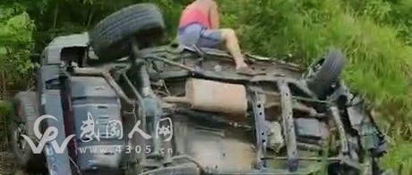 恐怖!武冈一车辆行驶途中突翻车!路过司机忙救人...