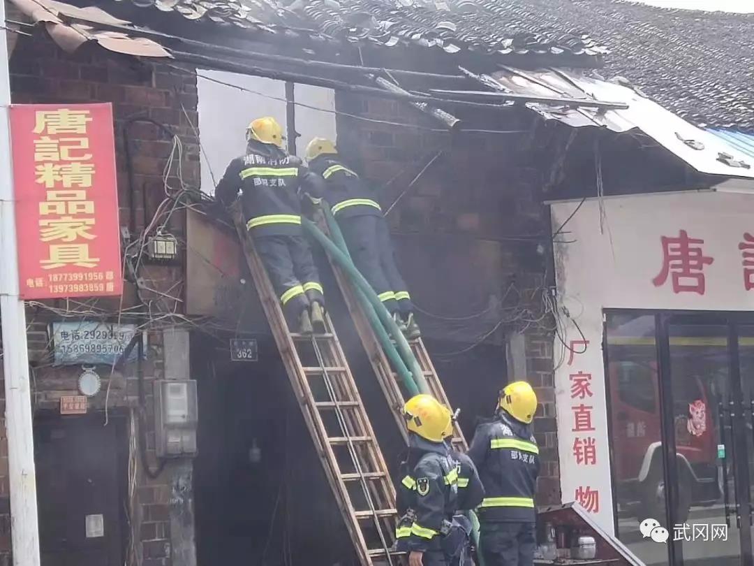 起火啦!武岡南站榨油店燒起來了!現(xiàn)場(chǎng)濃煙滾滾!嚇?biāo)廊?..