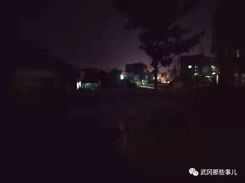 武岡這里路燈成擺設(shè),很多人都“摸黑”回家
