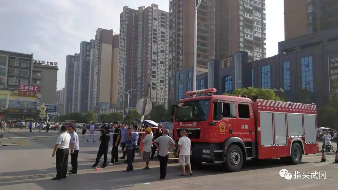 春園路這里很多地方被拆了,來(lái)了好多人