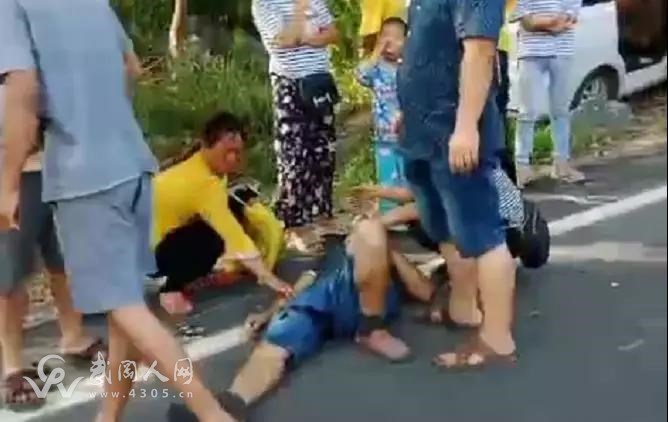 武岡發(fā)生車禍，兩車相撞，一人受傷嚴重，現(xiàn)場...