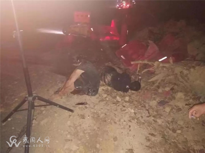 武岡這發(fā)生車禍,一男一女連人帶車飛出去了...