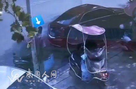賊膽包天!武岡男子大白天盜人手機,被拍下來了!